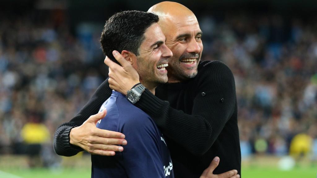 Arteta y Guardiola se saludan cariñosamente durante un encuentro.