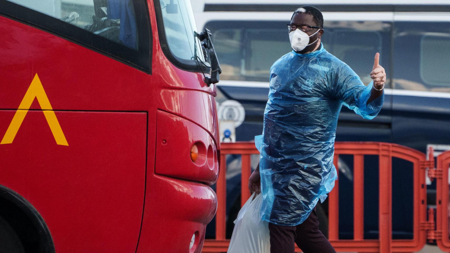 Los últimos pasajeros del crucero Hondius, afectado por un brote de hantavirus, han abandonado esta tarde el barco, una vez que ha atracado en el puerto de Granadilla, y se dirigen en autobuses de la Unidad Militar de Emergencia al aeropuerto Tenerife Sur.