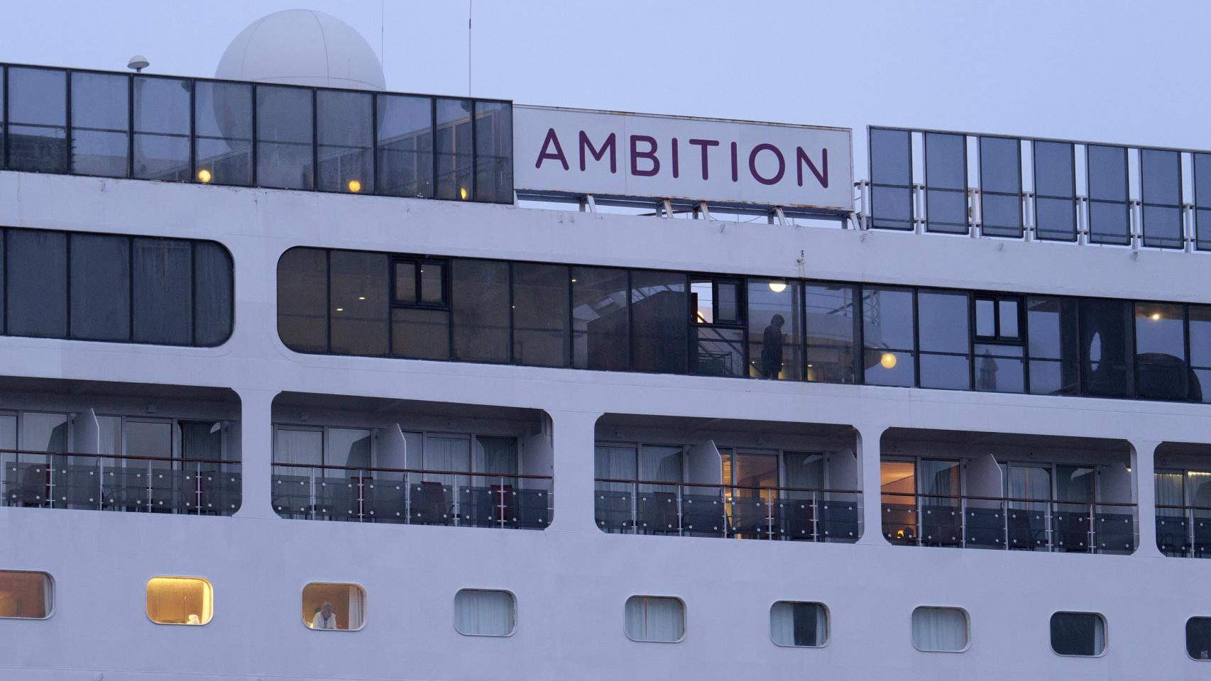 El crucero británico 'Ambition' en el Puerto de Burdeos