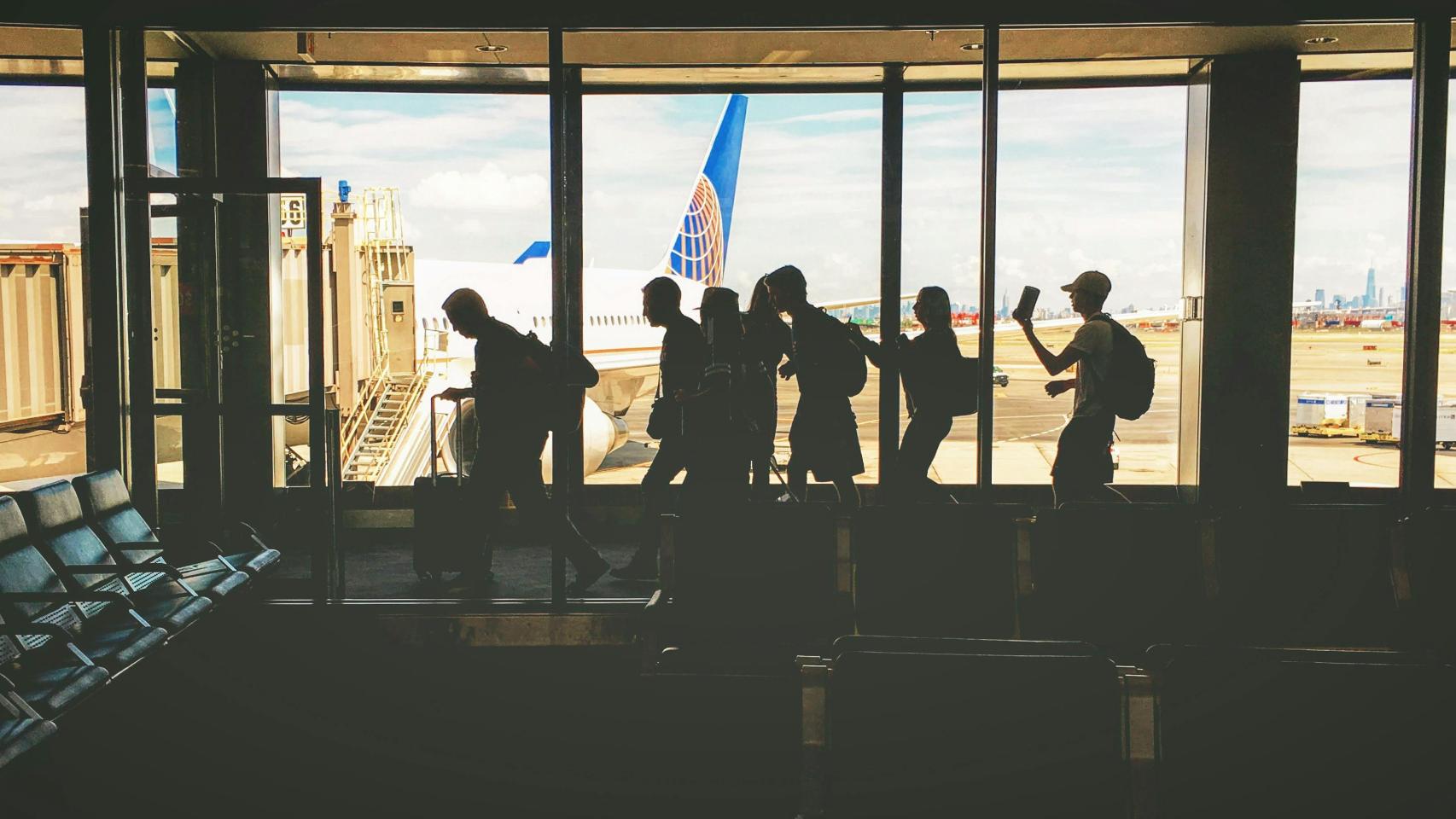 Pasajeros en la terminal de un aeropuerto. 