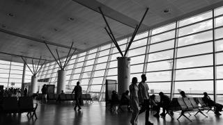Pasajeros esperan sus vuelos en la terminal de un aeropuerto. 