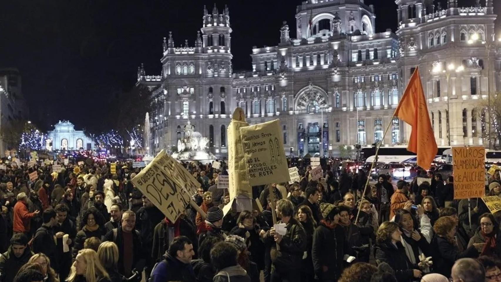 Miembros del movimiento social 15-M durante la «Cabalgata Social», en una imagen de archivo. EFE/ALBERTO MARTÍN