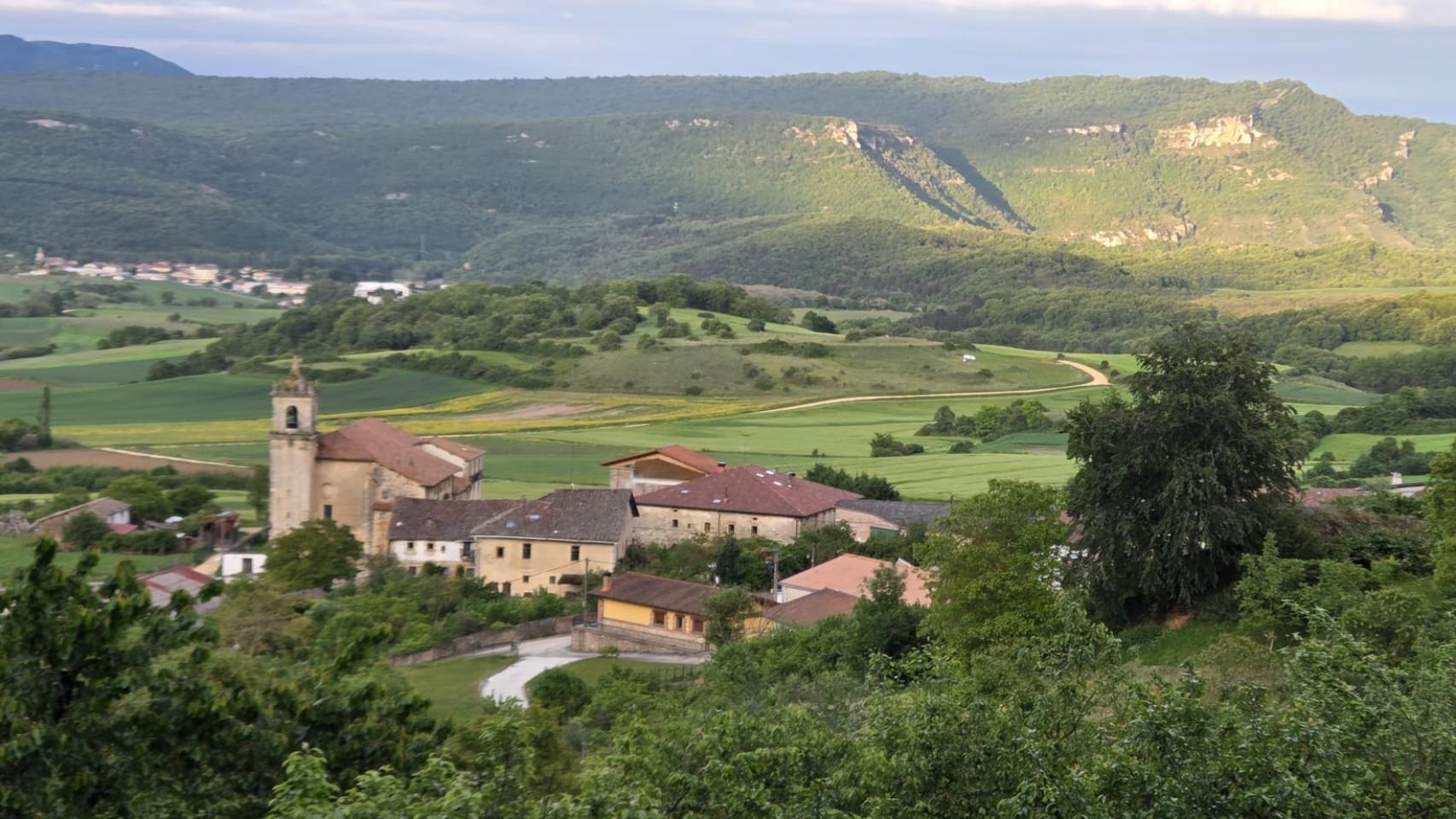 La peña de San Cristóbal se asoma sobre Apellaniz, villa frecuentada por riojanos y navarros en su tránsito hacia Cantabria o la Llanada