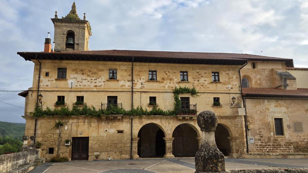 En la plaza está la iglesia La Asunción de Nuestra Señora de portada románica, bóveda gótica y retablo rococó. La iglesia fue construida entre los siglos XVII y XVIII y en uno de sus laterales se encuentra un pequeño cementerio