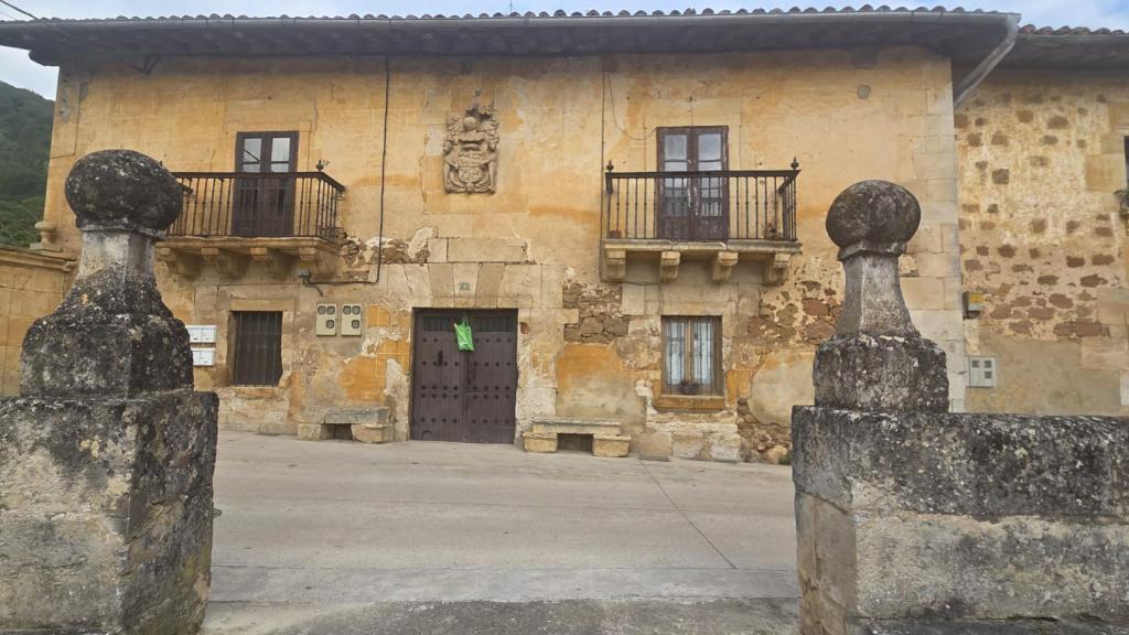 En la plaza está la iglesia La Asunción de Nuestra Señora portada románica, bóveda gótica y retablo rococó. La iglesia fue construida entre los siglos XVII y XVIII y en uno de sus laterales se encuentra un pequeño cementerio