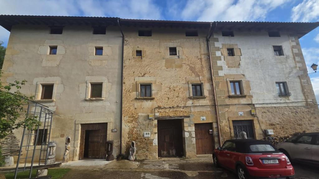 Integrado en Nekatur, Izarrate ofrece distintos elementos de entretenimiento y en sus apartamentos servicios como horno o lavavajillas