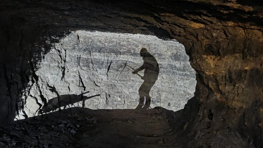 Mina Lucía, de asfalto natural, forma parte del patrimonio industrial de Álava y es la única de este tipo visitable en España. La otra mina europea de estas características- La Presta- se encuentra en Val-de-Travers, Suiza y al igual que la alavesa se encuentra cerrada a la extracción