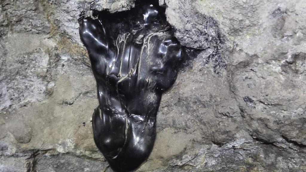 La presencia de asfalto natural en Atauri se debe a que sus montañas , que estaban sumergidas en el mar, son de origen cretácico. Las rocas en el interior de la mina parecen llorar lágrimas negras que amenazan con dejarse caer al suelo y formar “hilillos” cual finas cuerdas de guitarra o charcos cuando, como esta de la imagen, son grandes