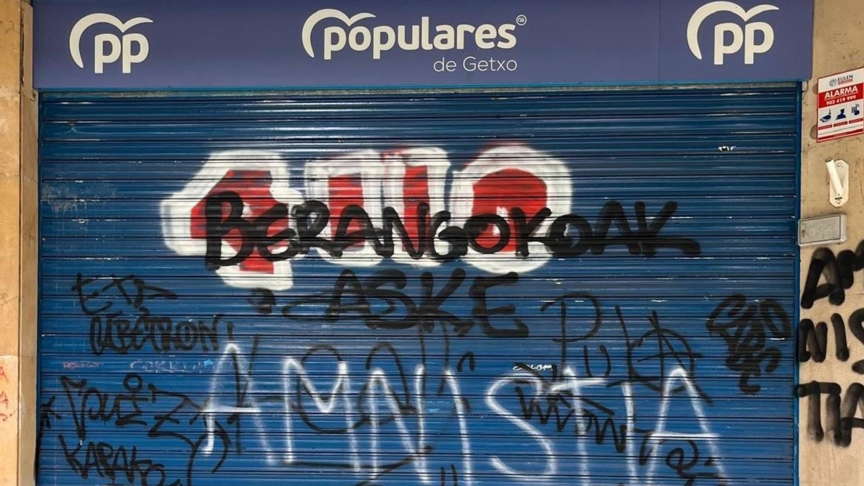 Pintadas en la sede del PP en Getxo