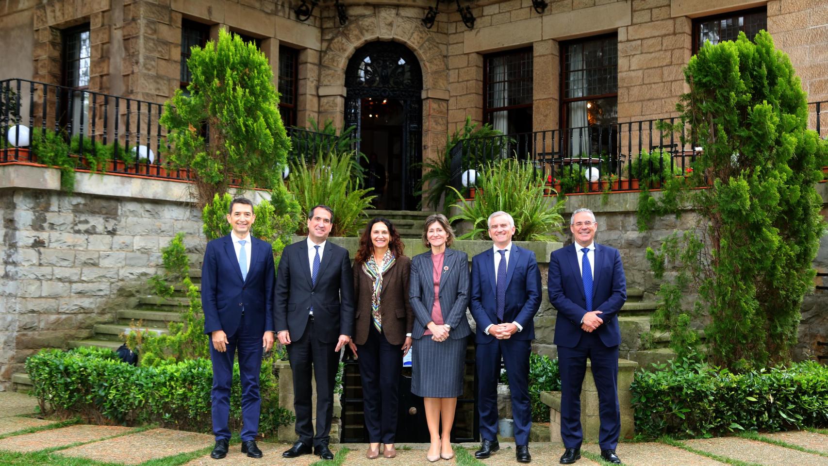 Rafael Doménech, Responsable de análisis económico de BBVA Research; Peio Belausteguigoitia Country manager de BBVA en España; Elena López Nieto, Directora Regional Norte de BBVA; Marta Alonso, Directora Territorial Norte de BBVA; José García Casteleiro, Director de Banca de Empresas e Instituciones de BBVA en España;  y  Ricardo Oliver, Responsable de Datos de BBVA en España.