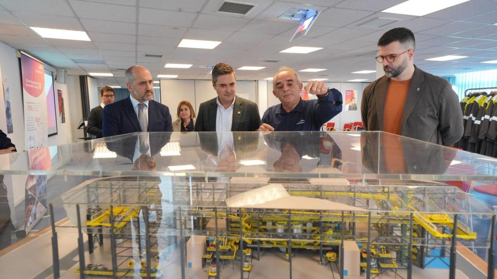 Mikel Jauregi, en el centro de la imagen, durante la visita.