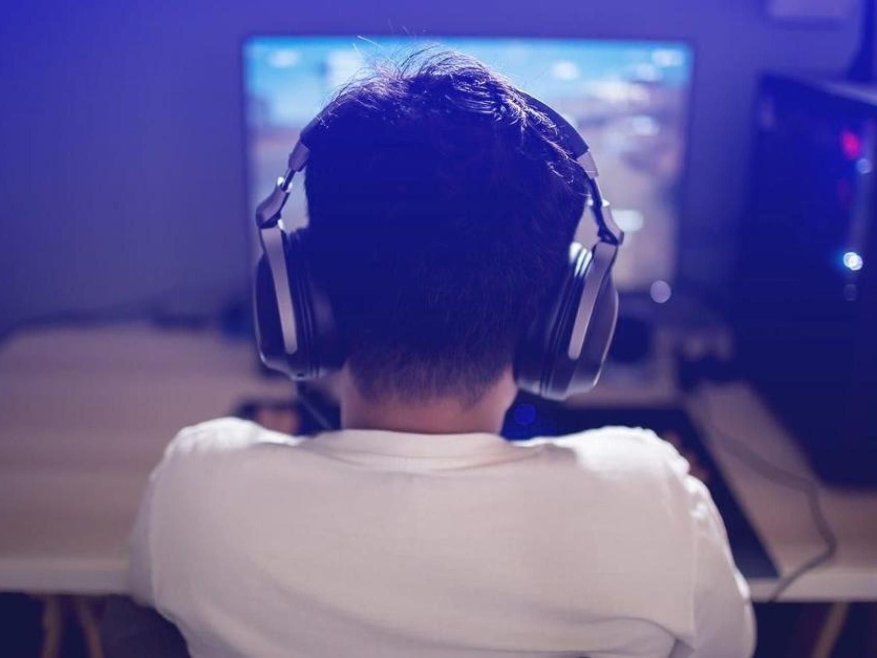 Un adolescente delante de una pantalla 