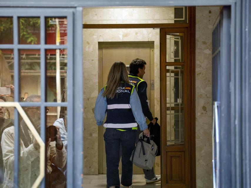 Investigadores de la Policía Nacional acceden al edificio donde se encuentra la oficina de Zapatero