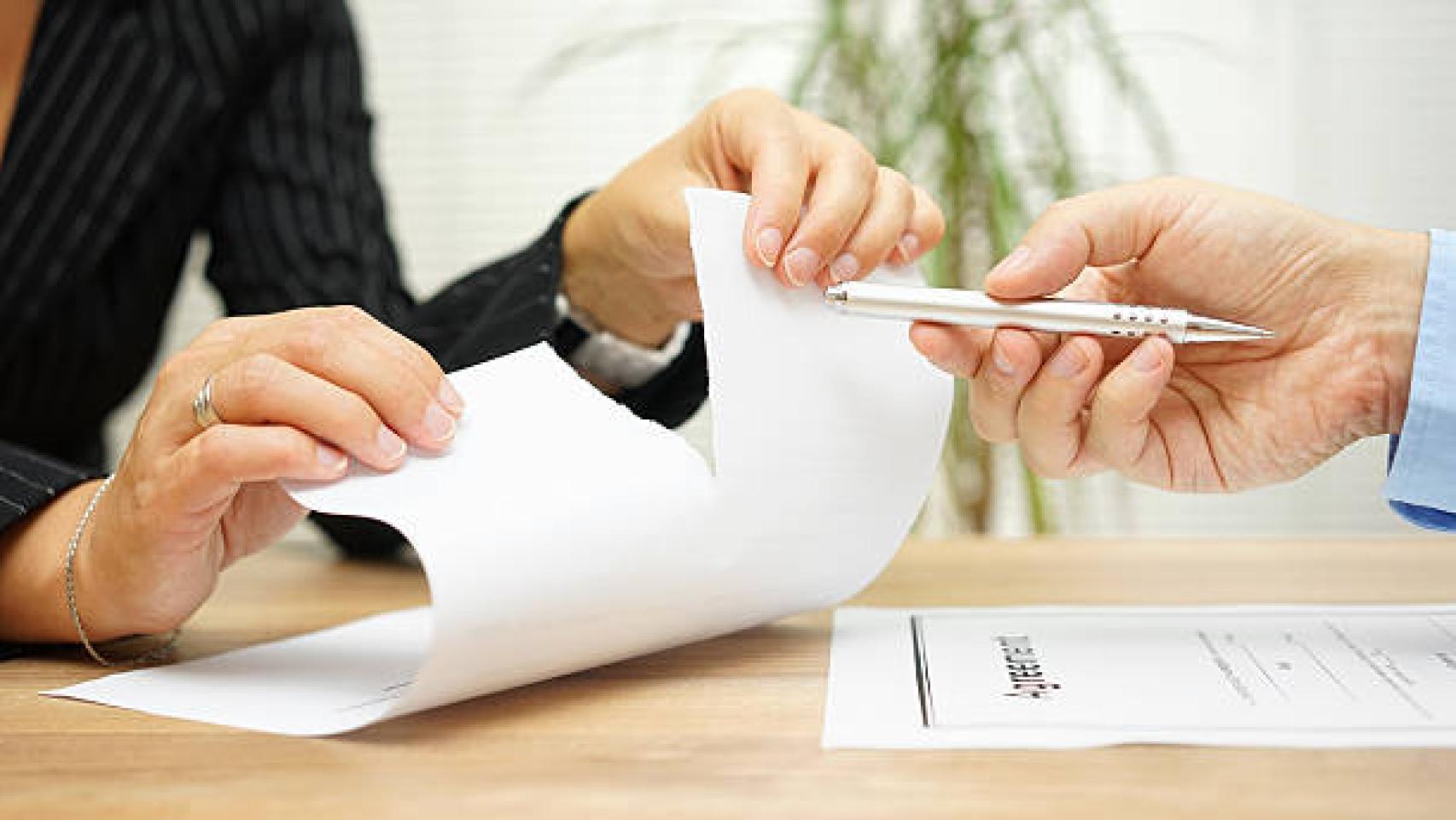 Una mujer cancela un contrato. 