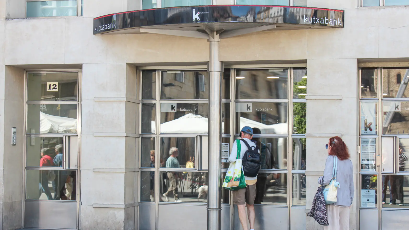 Cliente en la oficina de Kutxabank