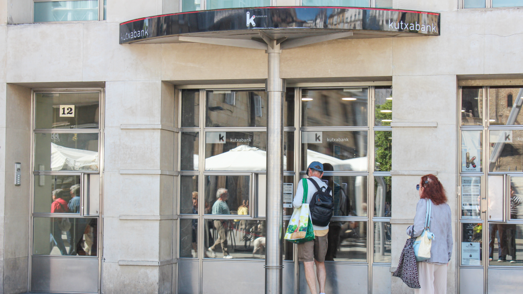 Cliente en la oficina de Kutxabank