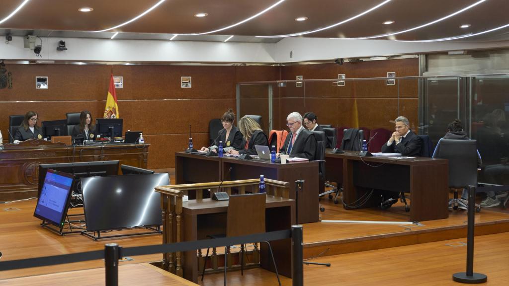 El marido de Maialen Mazón (d), la mujer de 32 años que estaba embarazada de gemelos cuando fue asesinada en mayo de 2023, junto a su abogado.