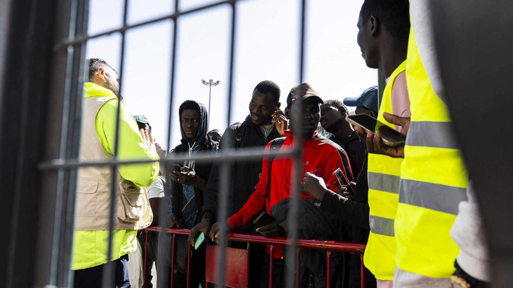 Imágenes del inicio de la atención a inmigrantes en sus trámites para la regularización en una imagen de archivo a 27 de abril de 2026