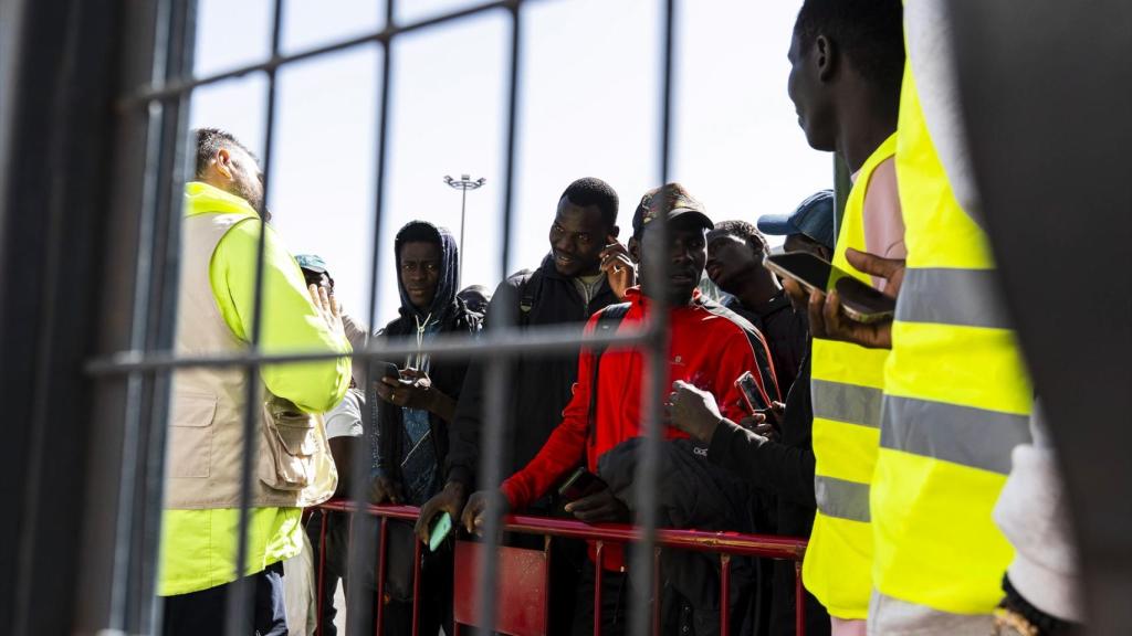 Imágenes del inicio de la atención a inmigrantes en sus trámites para la regularización en una imagen de archivo a 27 de abril de 2026