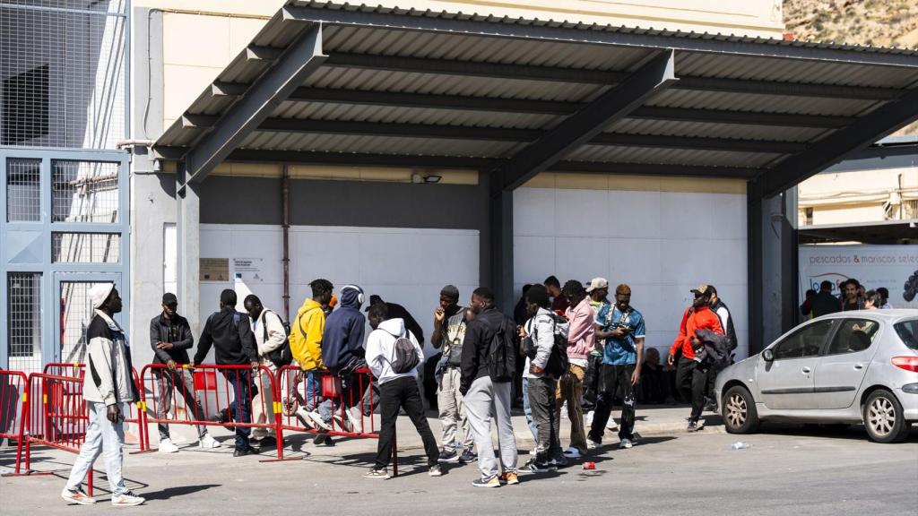 Imágenes del inicio de la atención a inmigrantes en sus trámites para la regularización en una imagen de archivo a 27 de abril de 2026