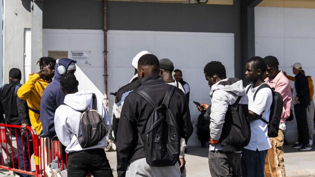 Imágenes del inicio de la atención a inmigrantes en sus trámites para la regularización en una imagen de archivo a 27 de abril de 2026