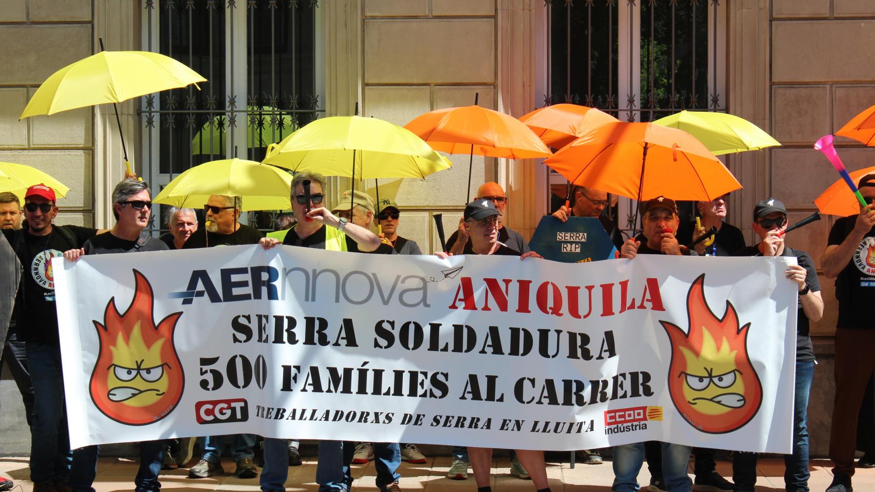 Protestas de la plantilla de Serra Soldadura contra Aernnova a las puertas del Parlamento vasco