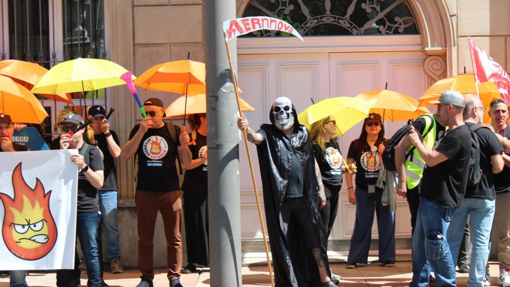Protestas de la plantilla de Serra Soldadura contra Aernnova a las puertas del Parlamento vasco