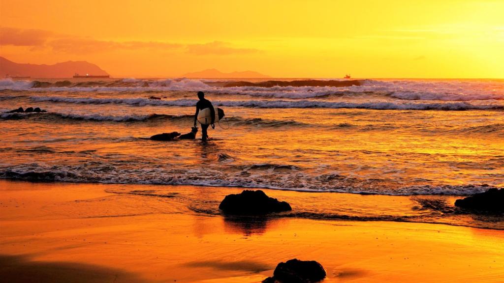 Atardecer en la playa de Sopela, costa vasca de Bizkaia