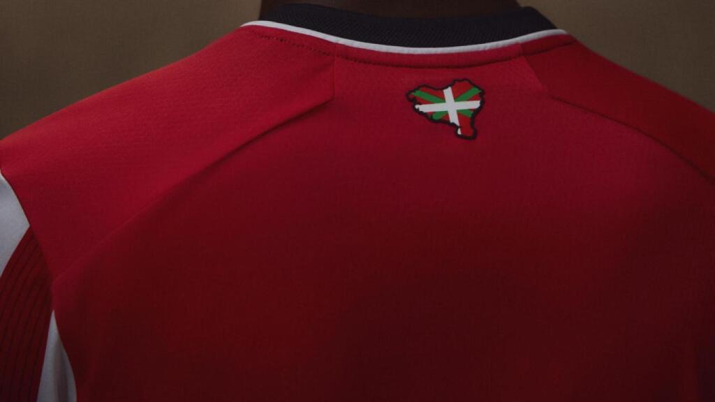 El Athletic Club presentó su nueva equipación incluyendo a Navarra la parte trasera.