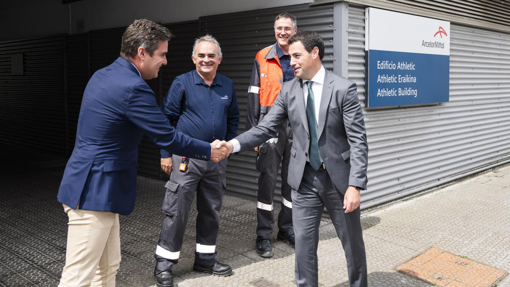 Jauregi (i) y Pradales (d) se saludan en presencia del CEO de ArcelorMittal Sestao, Pedro Escudero (c).