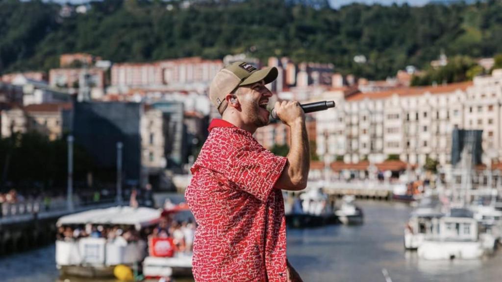 Iñigo Etxezarreta, cantando en la ría de Bilbao. 