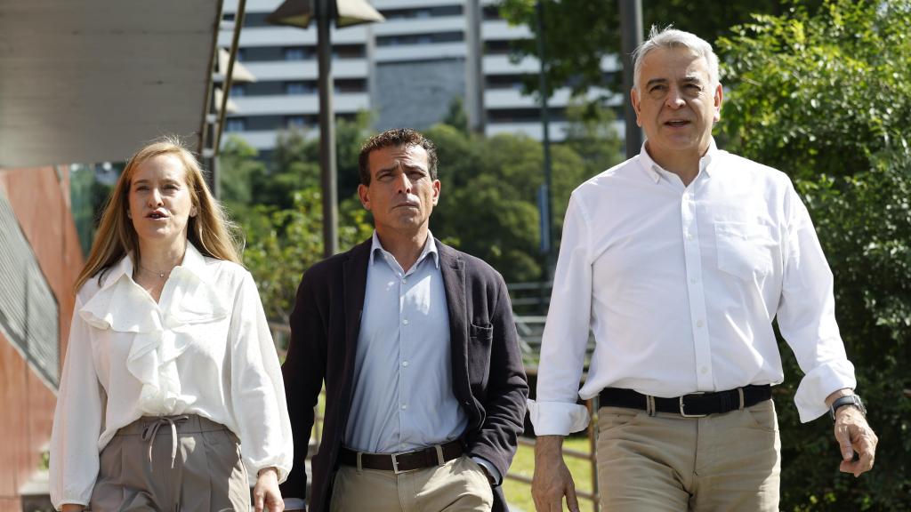 El presidente del PP vasco, Javier de Andrés, y la presidenta del PP de Bizkaia, Amaya Fernández, acompañan al concejal del PP en Durango, Carlos García 