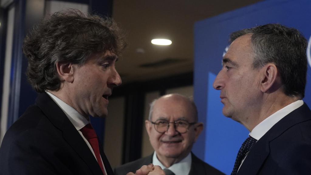 El secretario general del PSE-EE, Eneko Andueza, y el presidente del PNV, Aitor Esteban 