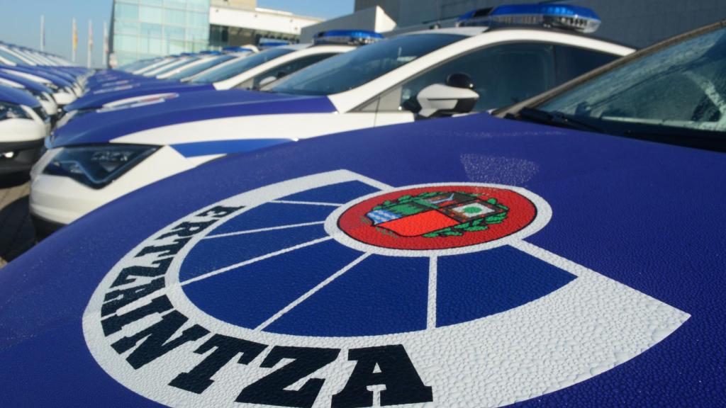 Coches patrulla de la Ertzaintza.