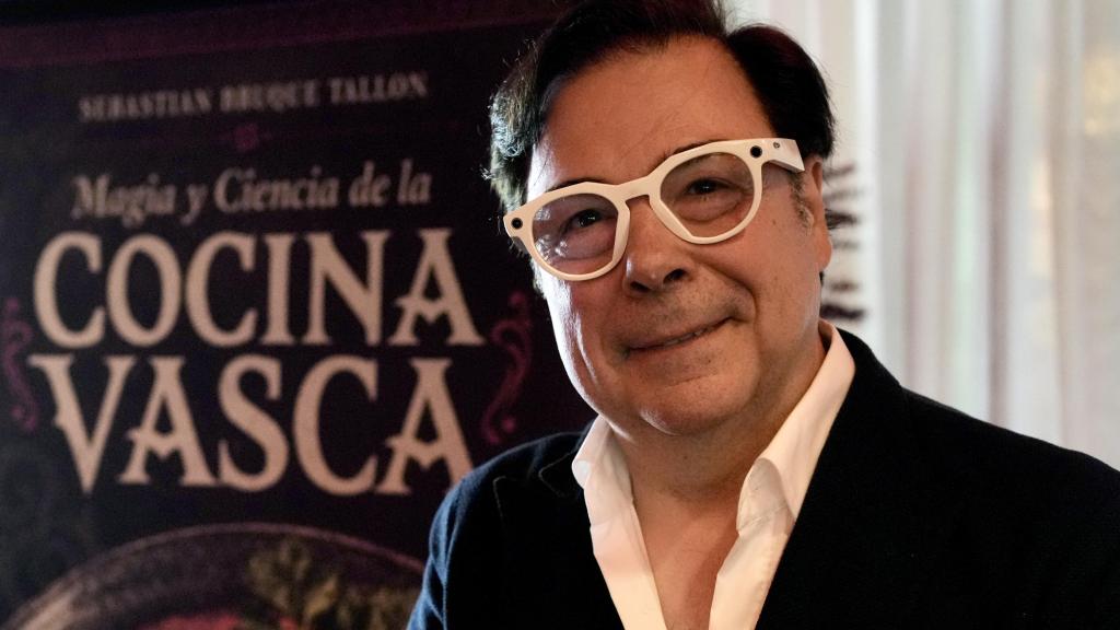 El autori Sebastián Bruque en la presentación de su libro 'Magia y ciencia de la cocina vasca', en Bilbao.