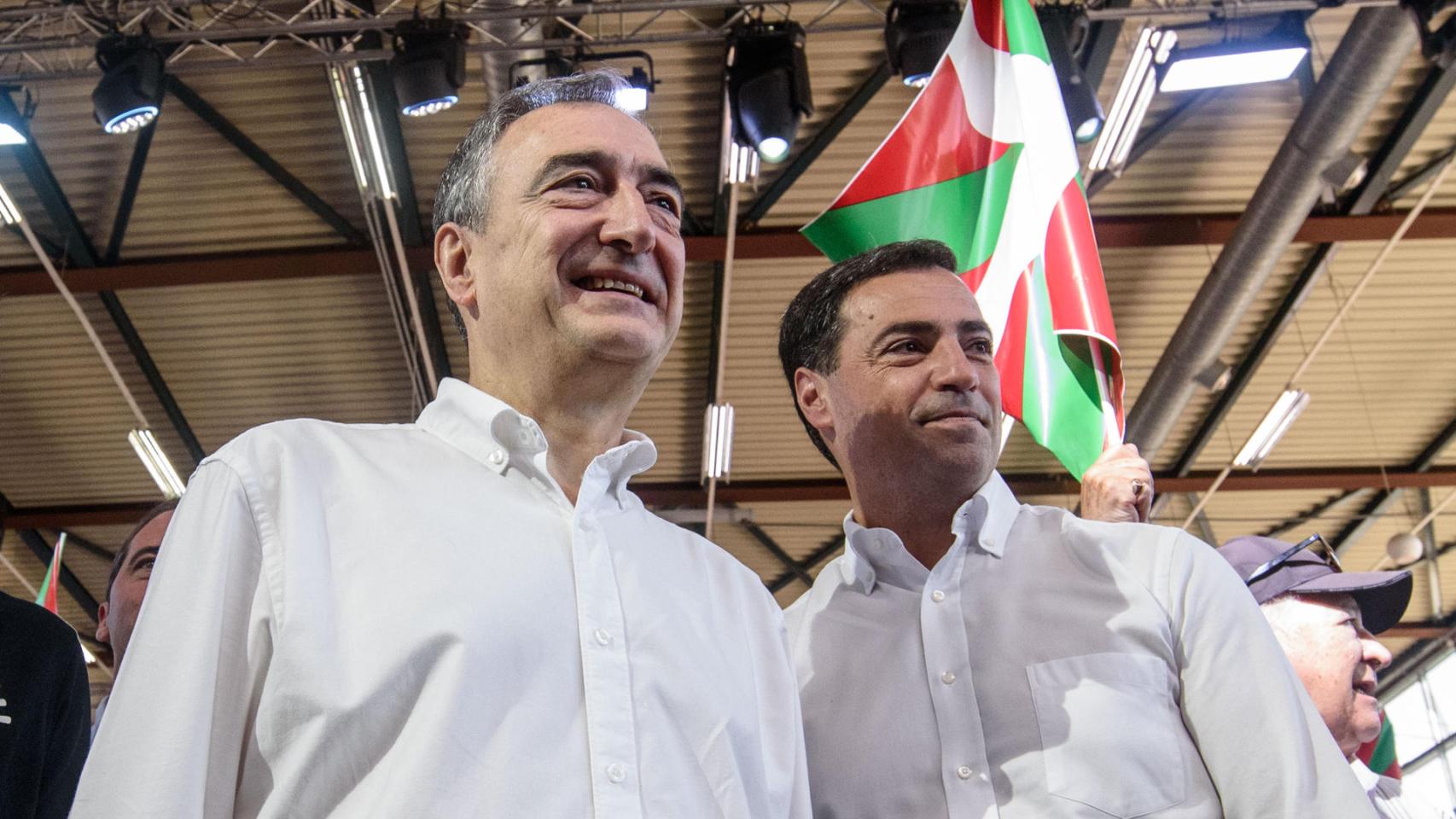 El presidente del PNV, Aitor Esteban (i) y el lehendakari Imanol Pradales (d), saludan en su llegada al mitin que el PNV ha organizado este domingo en Durango.