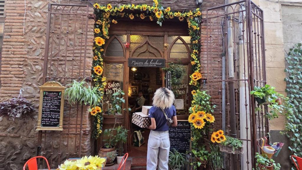 Callejear es la mejor forma de dejarse sorprender por calles llenas de vida, como la de la foto —Calle del Teatro—, en la que se camuflan edificios vinculados a la inquisición y típicas casas con suelos empedrados que desembocan en preciosos patios