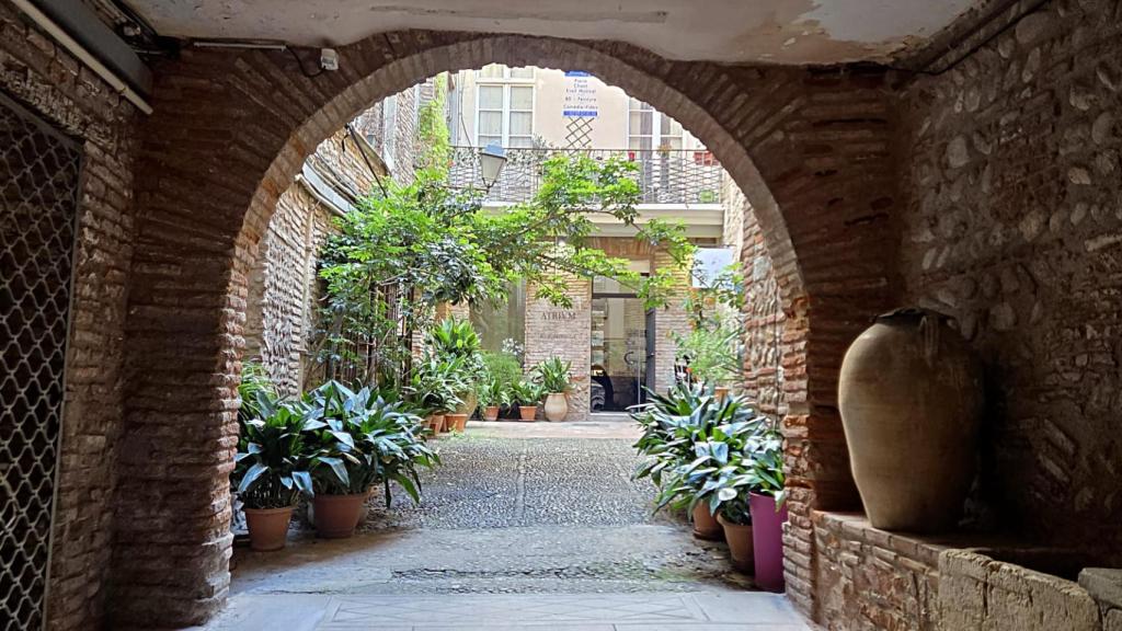 Los visitantes muestran su incredulidad cuando inesperadamente descubren abierto uno de los hermosos patios de la ciudad