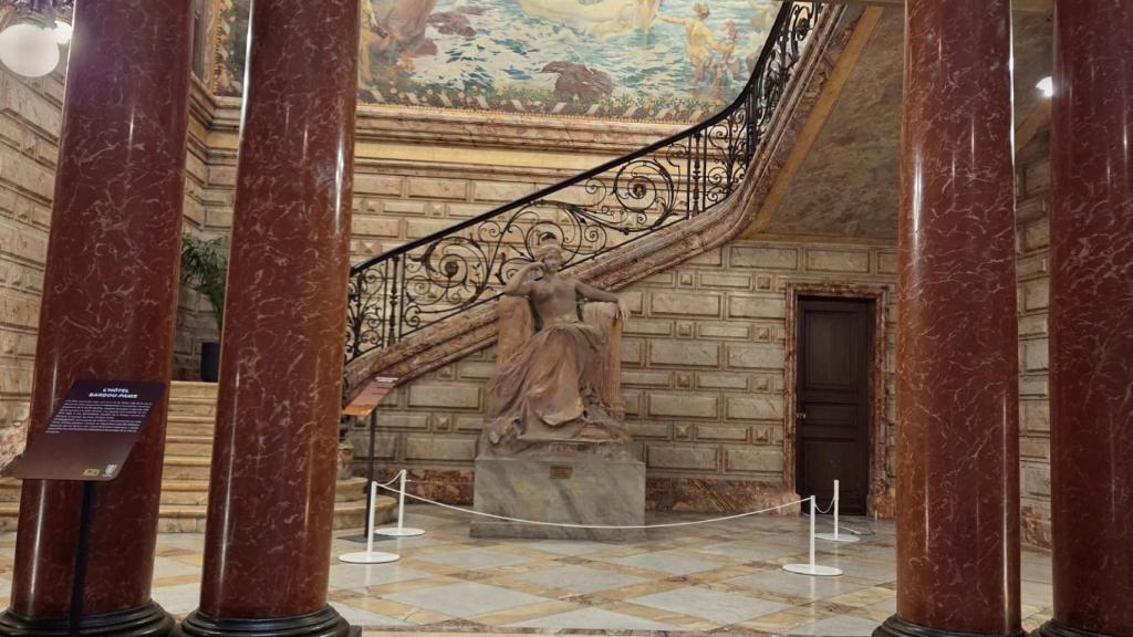 La gran escalera de ónice y estuco que imita el mármol rosa es de Paul Gervais, especialista de interiorismo y autor de varios murales que decoran las paredes. A los pies de la escalera una escultura de Raymond Sudre representa a Helena