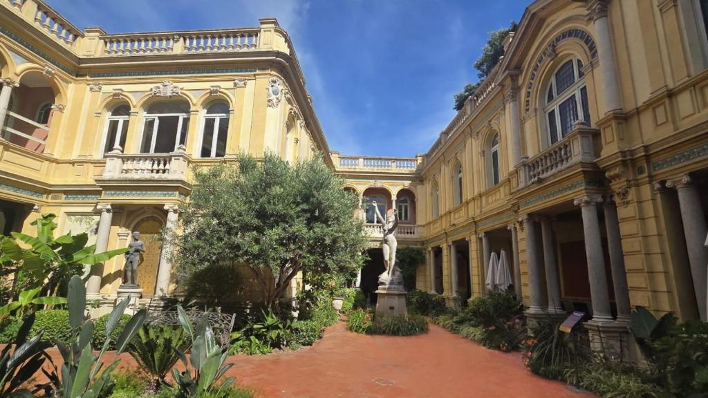 Las ganancias fueron tan cuantiosas que el Hotel Pams, hoy propiedad del ayuntamiento, no es el único que adquirió Bardou. Tras la muerte de su suegro Pams encargó al arquitecto Léopold Carlier la transformación de la vivienda en cuyo jardín se encuentra una escultura de Venus en mármol, trabajo de Victorien Antonie Bastet