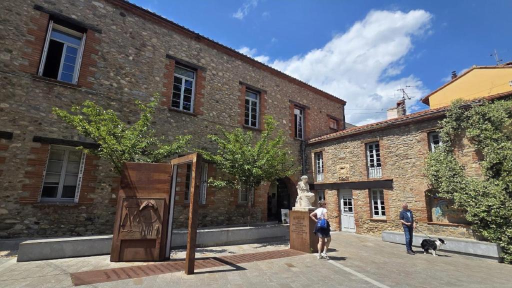 En la parte posterior del Museo de Arte Moderno se encuentra el Museo de Manolo Hugee, un catalán amigo de Picasso que vivió en Ceret durante más de veinte años y animó a Picasso a hacer lo propio
