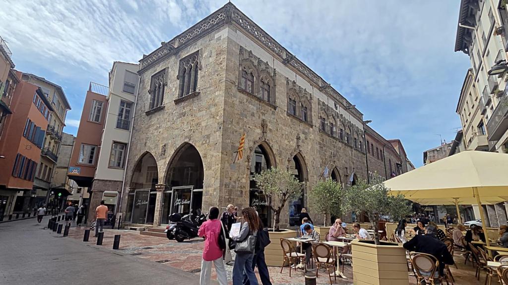 La Place de La Loge fue mandada construir por el último rey de Aragón en Perpiñán, Martín el Humano