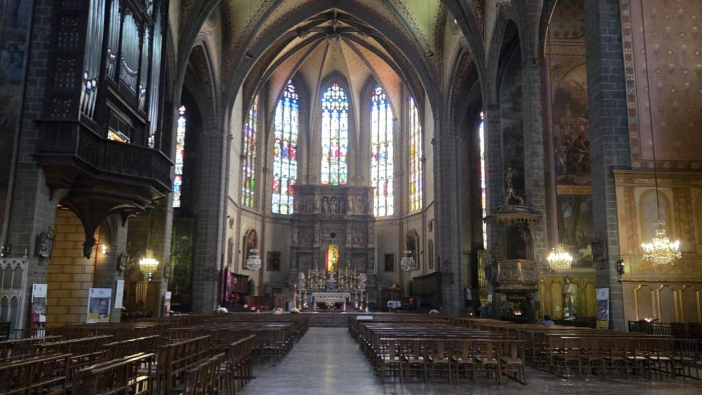 El interior de la catedral guarda el cenotafio de Sancho de Mallorca, hijo de Jaime II a quien sucedió tras su muerte