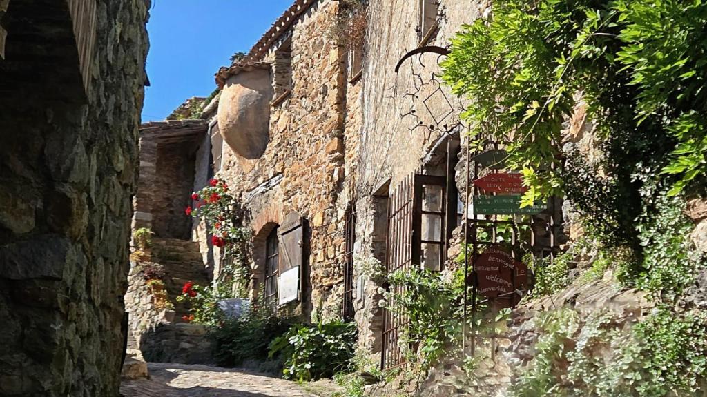 Quizá una de las razones del buen estado de conservación de este preciosos pueblo medieval sea que el transporte público no llega a Castellnou por cuyas calles tampoco pueden acceder los vehículos, que deben dejarse en un aparcamiento a la entrada