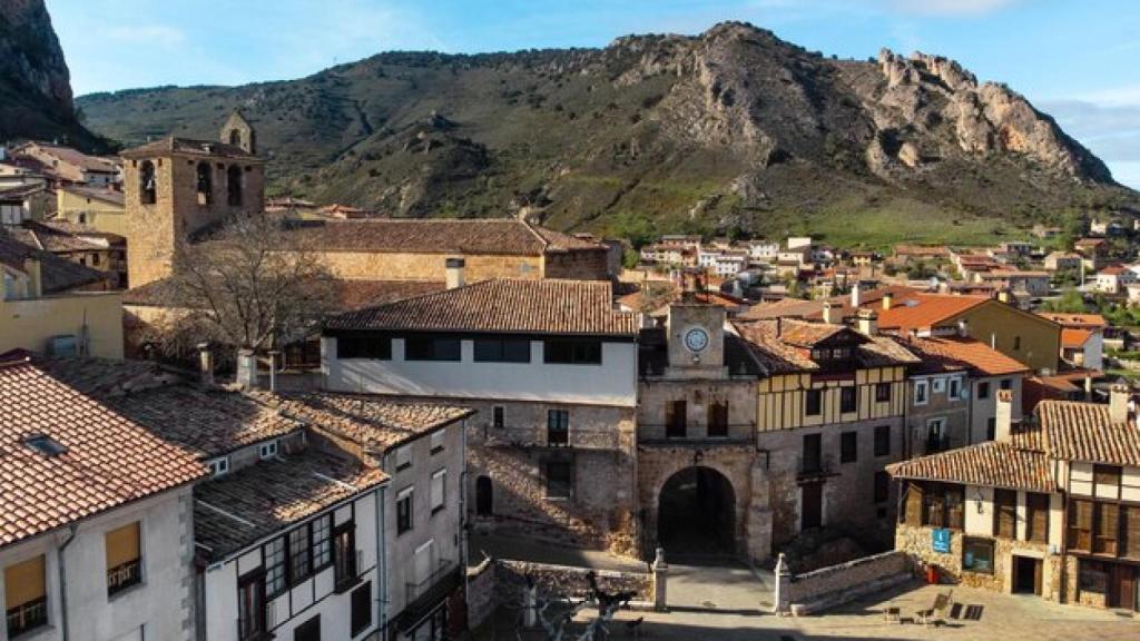 El rincón medieval con un lago rosa. 