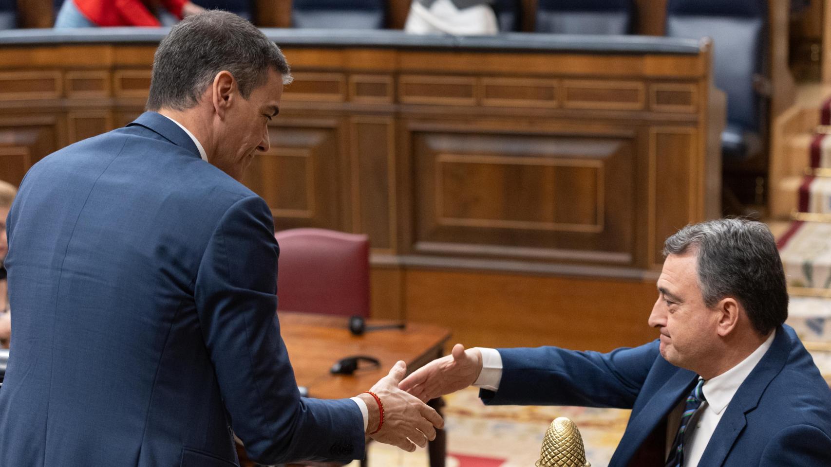 El presidente, Pedro Sánchez, y el líder del PNV, Aitor Esteban