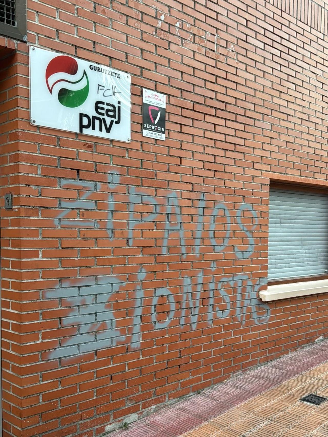 Pintadas en el batzoki del PNV en Barakaldo / X del PNV Barakaldo