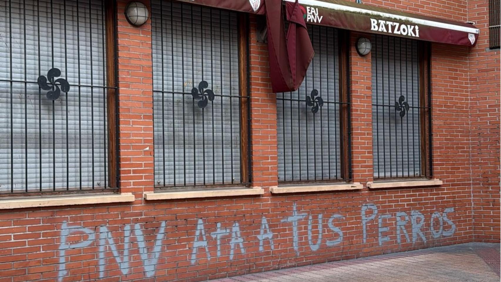 Pintadas en el batzoki del PNV en Barakaldo / X del PNV Barakaldo