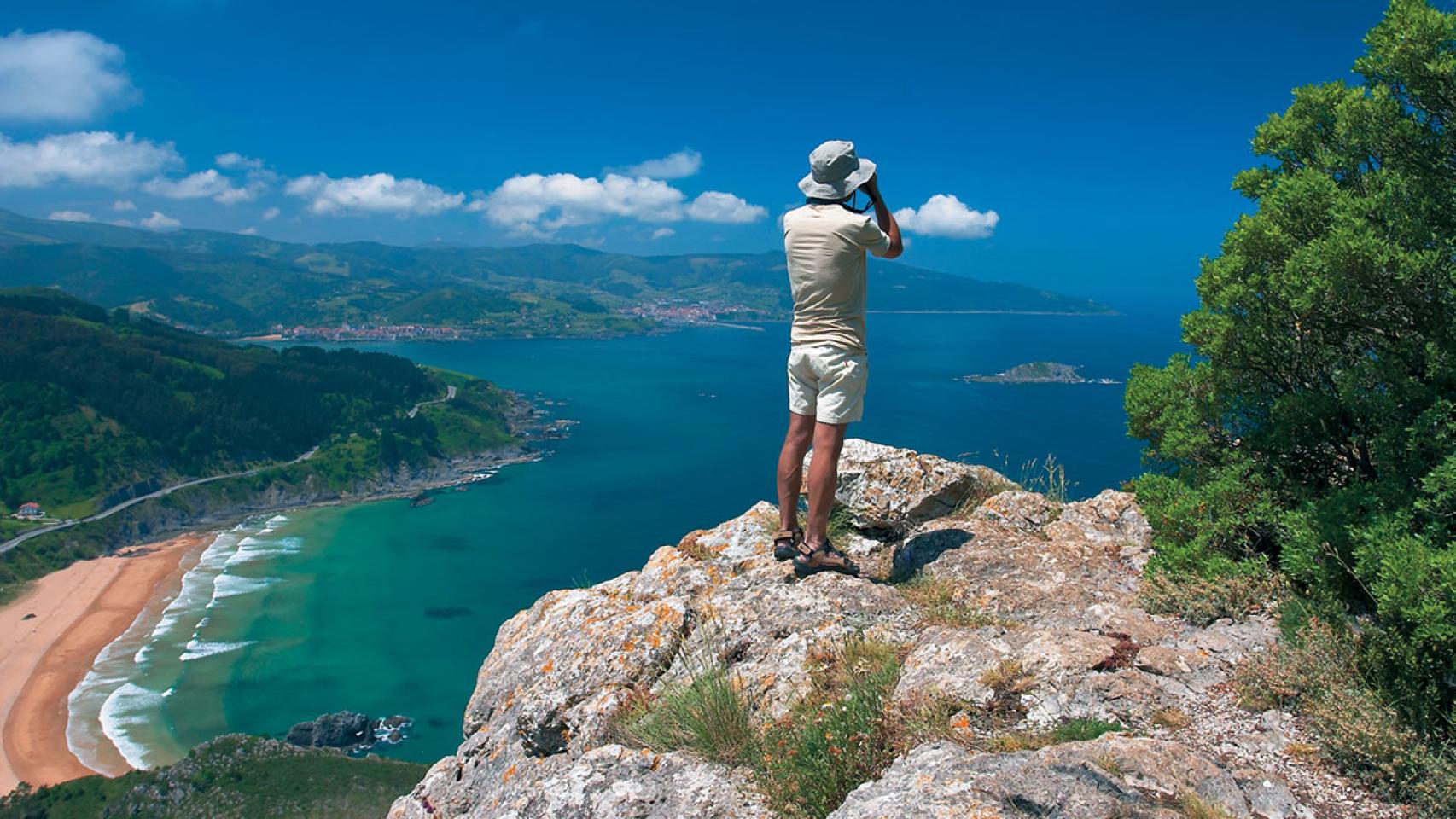 Un hombre desde el rincón más bonito de la costa vasca. 