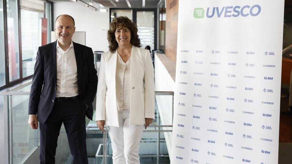 La presidenta del Grupo Uvesco, María José Aduriz (d), y el consejero delegado, Ángel Jareño (i), presentan los resultados y perspectivas para este ejercicio. 
